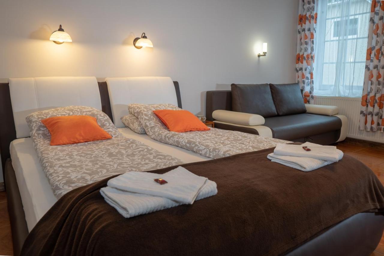 Bed and Breakfast F57 - Frankó Családi Panzió Balatonlelle Exterior foto