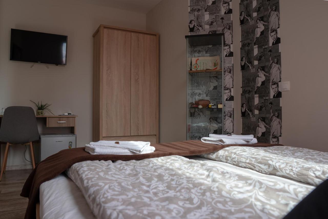 Bed and Breakfast F57 - Frankó Családi Panzió Balatonlelle Exterior foto