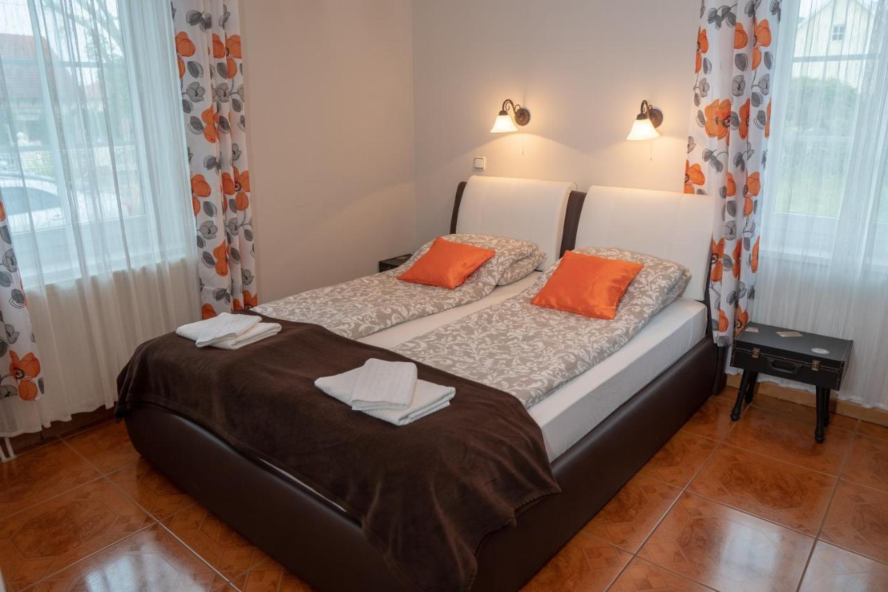 Bed and Breakfast F57 - Frankó Családi Panzió Balatonlelle Exterior foto